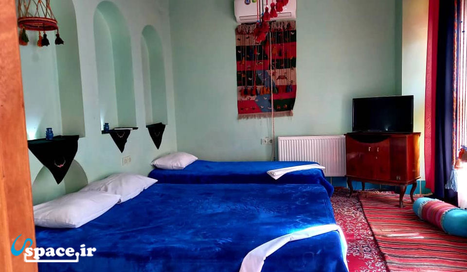 نمای داخلی اتاق شاهنشین شازده بیگم اقامتگاه بوم گردی عمارت هفت رنگ - شیراز