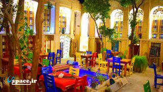 محوطه اقامتگاه بوم گردی عمارت هفت رنگ - شیراز