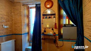 نمای داخلی اتاق لب آب اقامتگاه بوم گردی عمارت هفت رنگ - شیراز